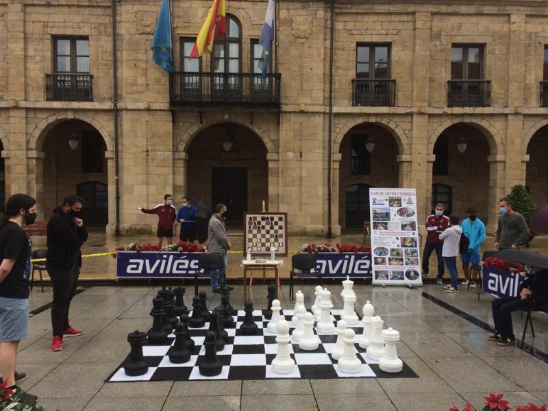 Un ajedrez gigante para disfrutar de la XIV edición de Calledrez, en la plaza de España